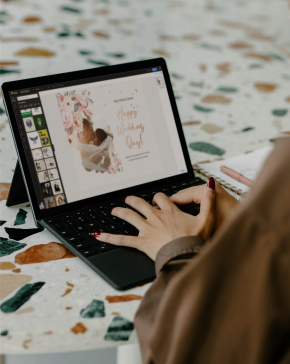 Designer che crea design su un laptop utilizzando l'app web di Fotor